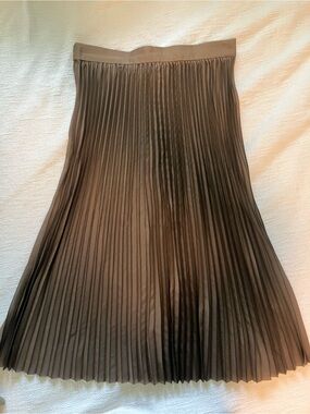 Armour Vert Blaze Pleated skirt in Bronzed Olive, size Large
